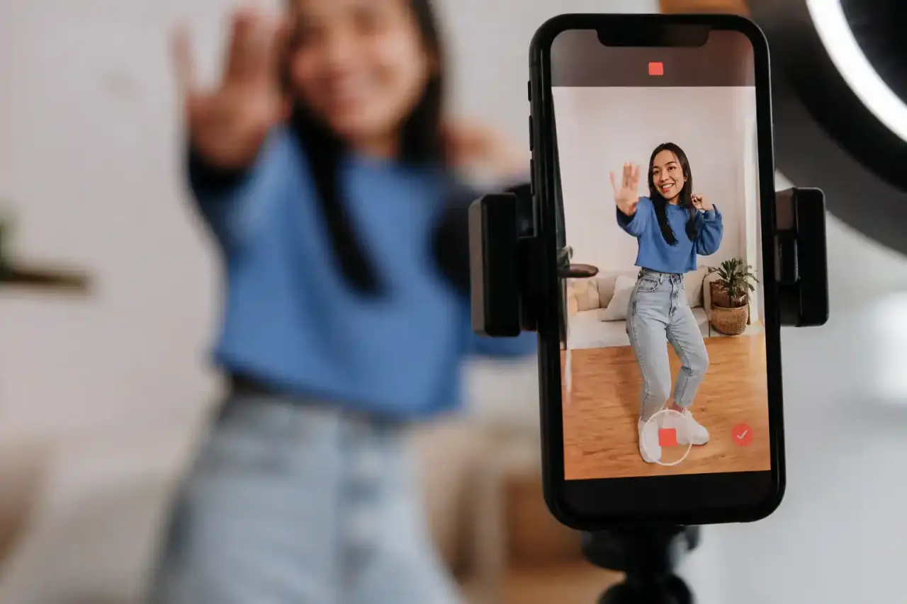 Collage néo-brutaliste d'une vidéo virale TikTok avec interfaces déformées, couleurs vives et ombres dures